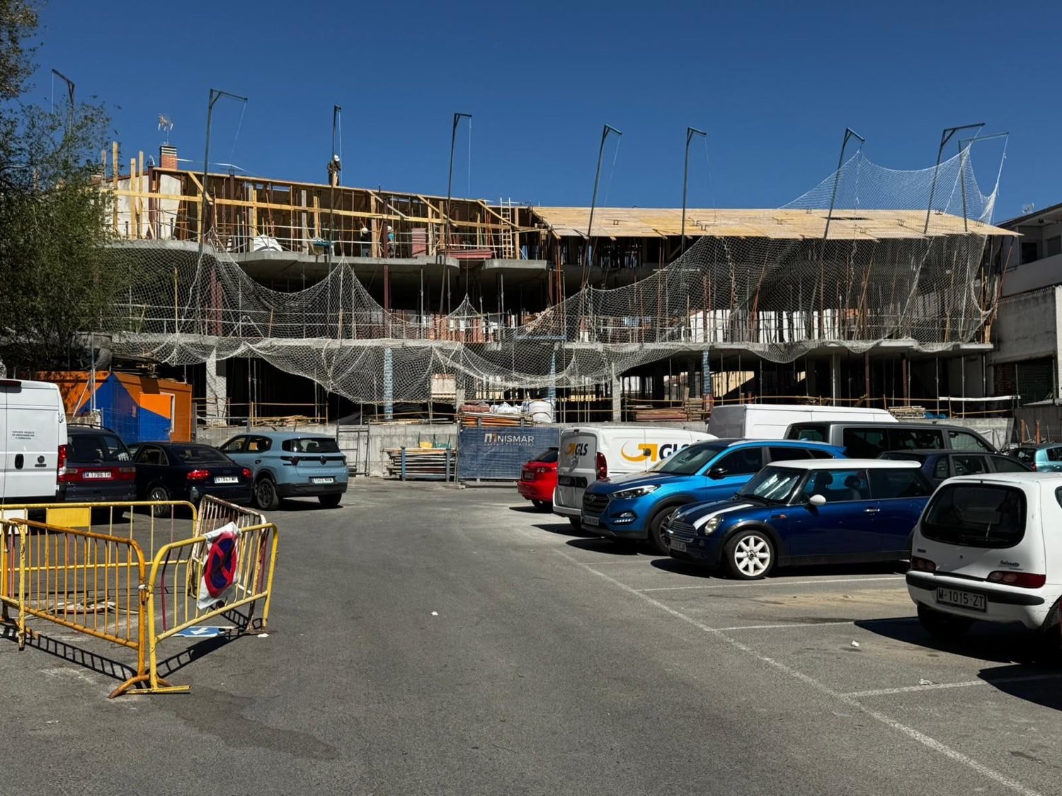 Estructura del Residencial Guayanas en construcción, con encofrado de la última planta y redes de seguridad.
