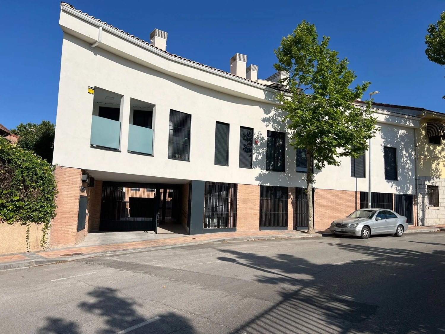 Fachada terminada del Residencial Moncayo desde la calle.